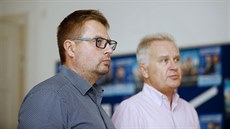 Lídr olomoucké kandidátky ODS Martin Major (vlevo) pozoruje spolen s Ivanem...