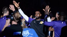 LeBron James poprvé nastupuje k zápasu za Los Angeles Lakers.