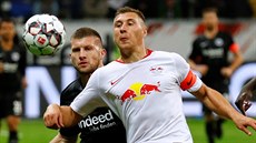 Willi Orban (vpravo) z Lipska bojuje o míč s Antem Rebičem z Eintrachtu...