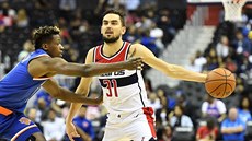 Tomá Satoranský (vpravo) z Washingtonu útoí kolem Franka Ntilikiny z New...