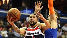 Austin Rivers (vlevo) z Washingtonu útoí na ko New Yorku, brání ho Mario...