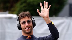 Daniel Ricciardo ze stáje Red Bull zdraví japonské fanouky.