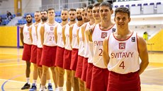 JAKO ESKOSLOVENSKO. Basketbalisté Svitav pózují v replikách dres, v nich...