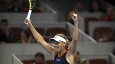 Dánská tenistka Caroline Wozniacká slaví triumf ve finále turnaje v Pekingu.