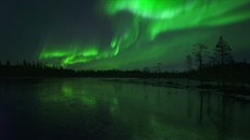 Polární záe rozzáila nebe nad Finskem