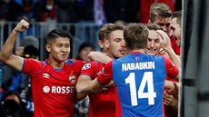 SENZACE. Fotbalisté CSKA Moskva se radují z gólu, kterým na úvod zápasu Ligy...
