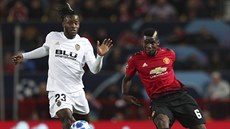 PEHLÍDKA BAREVNÝCH ÚES. Paul Pogba z Manchesteru United odehrává balon ped...