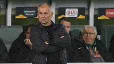 Jablonecký trenér Petr Rada pozoruje utkání Evropské ligy s Dynamem Kyjev.