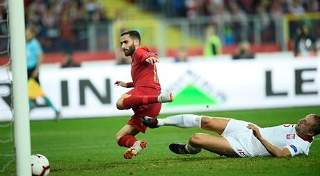 Portugalec Rafa Silva pihlíí vlastnímu gólu Kamila Glika (v bílém) z Polska.