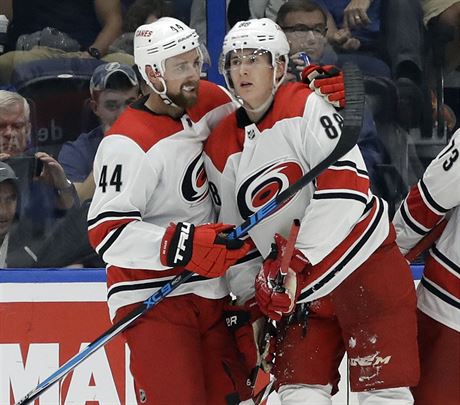 Martin Neas zahájil sezonu za Carolinu v NHL, v íjnu ale putoval na farmu do Charlotte.