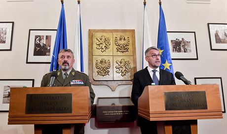 Ministr obrany Lubomr Metnar (vpravo) a nelnk Generlnho tbu Armdy R...