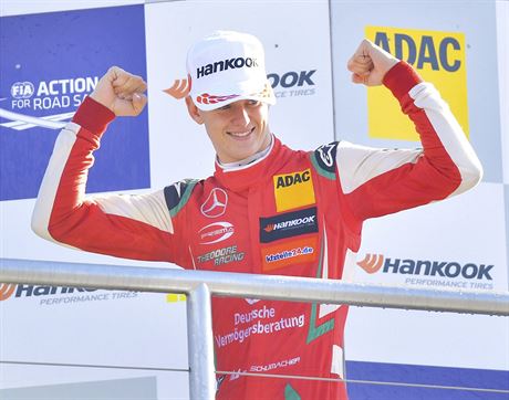 Mick Schumacher slaví titul mistra Evropy v sérii formule 3.