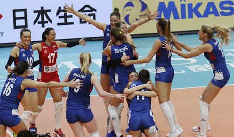 Srbské volejbalistky se radují po postupu do finále mistrovství svta.
