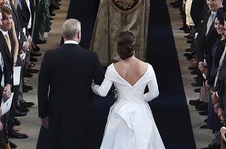 Princ Andrew a jeho dcera princezna Eugenie (Windsor, 12. jna 2018)
