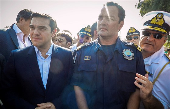 Dstojník ecké pobení stráe Kyriakos Papadopulos s premiérem Alexisem...