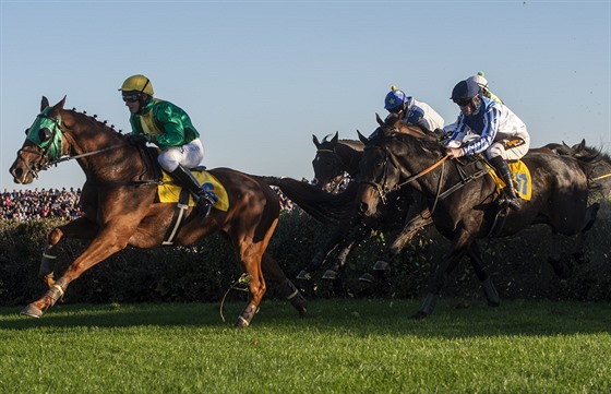 Velká pardubická 2018: zleva Bridgeur v sedle s Jaroslavem Mykou, Nikas s...