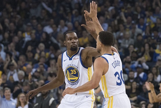PLESK.  Kevin Durant a Stephen Curry z Golden State si gratulují.