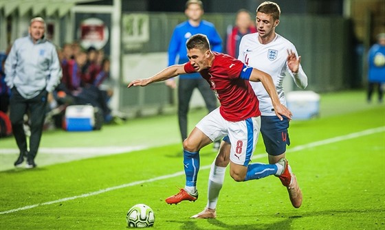 Loni na podzim si Filip Havelka (v erveném) zahrál na Steleckém ostrov v eských Budjovicích v národním dresu. eská reprezentace do 20 let tu v rámci turnaje Elite Tournament hostila vrstevníky z Anglie.