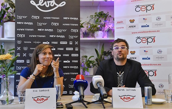 Snowboardistka Eva Samková (vlevo) a trenér Marek Jelínek na tiskové konferenci...