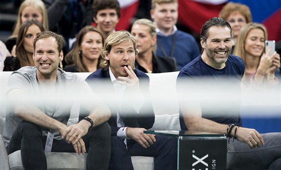 Jaromír Jágr (vpravo) a Petr Čech (vlevo) s další českou sportovní celebritou Pavlem Nedvědem při loučení tenisty Radka Štěpánka s kariérou. 