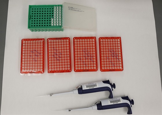 Sada nástrojů, které odborníci používají při provádění DNA testů.