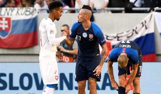 Slovák Marek Hamík (vpravo) a Theodor Gebre Selassie si podávají ruce po...