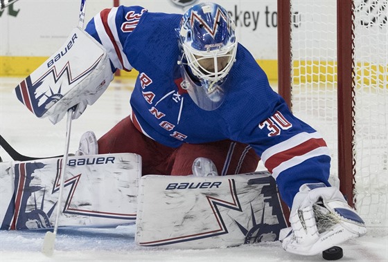 Henrik Lundqvist , branká New Yorku Rangers, zasahuje v utkání NHL proti...