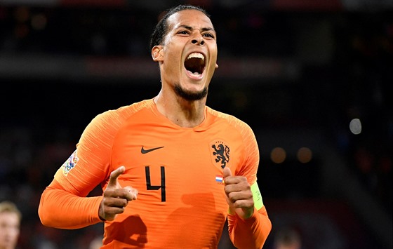 Virgil van Dijk z Nizozemska oslavuje svůj zásah do sítě Německa v utkání Ligy...