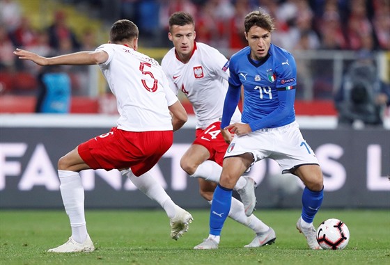 Federico Chiesa z Itálie (vpravo) během zápasu proti Polsku.