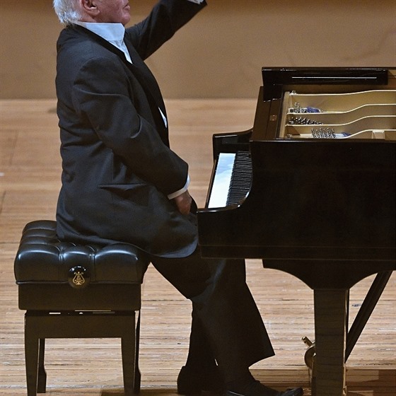 Daniel Barenboim hrál na vlastní klavír, který pro nj byl vyroben a pivezen...