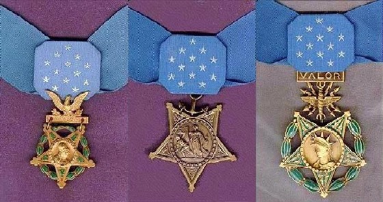 Toto je souasná podoba medailí cti. Zleva pro pchotu, námonictvo a letectvo