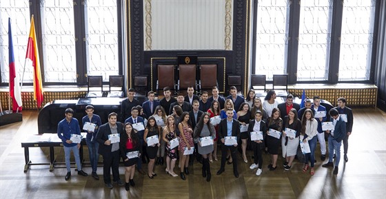 Slavnostní předávání stipendií šedesáti romským studentům. (19. října 2018)