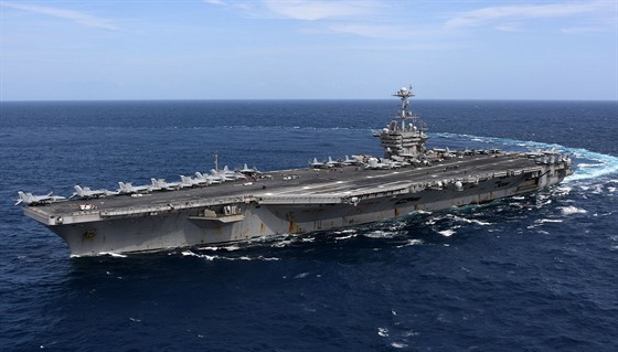 Letadlová loď USS Harry S. Truman na cestě přes Atlantik na cvičení NATO