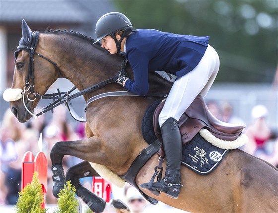 Anna Kellnerová pi jezdeckých závodech na Farm Ptýrov (12. ervence 2015)