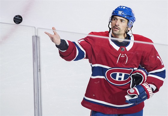 SUVENÝR. Tomá Plekanec z Montrealu odehrál tisící duel v NHL. Puk sympaticky...