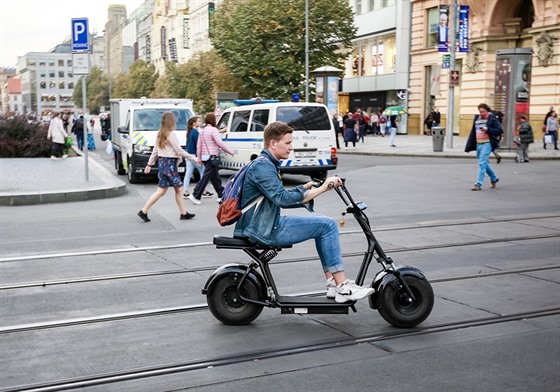 Centrum Prahy zaplavili turisté na elektrických kolobkách. (12. íjna 2018)