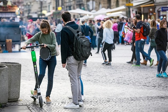 Centrum Prahy zaplavili turisté na elektrických kolobkách. (12. íjna 2018)