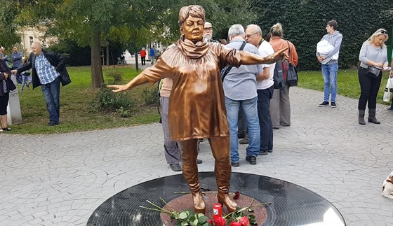 Socha Věry Špinarové byla odhalena v Husově sadu v centru Ostravy. (17. 10....