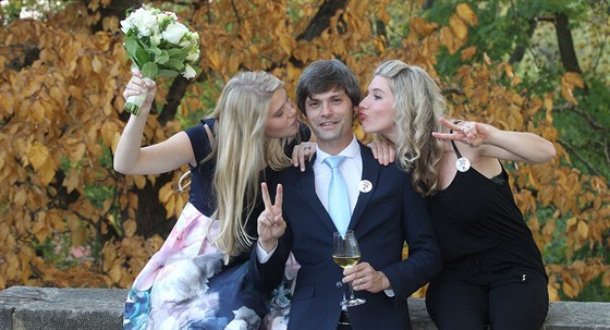 Marek Hiler oslavil zvolení senátorem na svatb své sestry Barbory (vlevo).