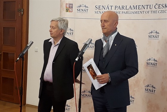 Senátor Ivo Valenta a právník Zdenk Koudelka pedstavili iniciativu, s ní se...