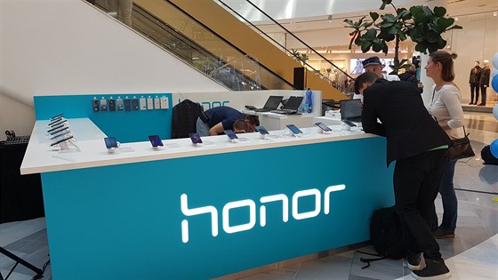 Slavnostní otevení prodejního stánku spolenosti Honor v obchodním centru...