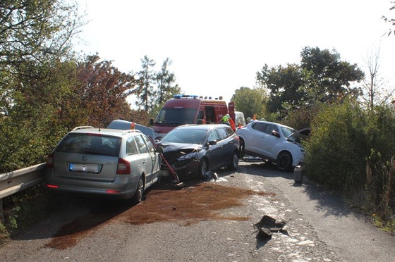 Následky nehody tří aut na cestě obcemi Držovice a Olšany u Prostějova. (12....