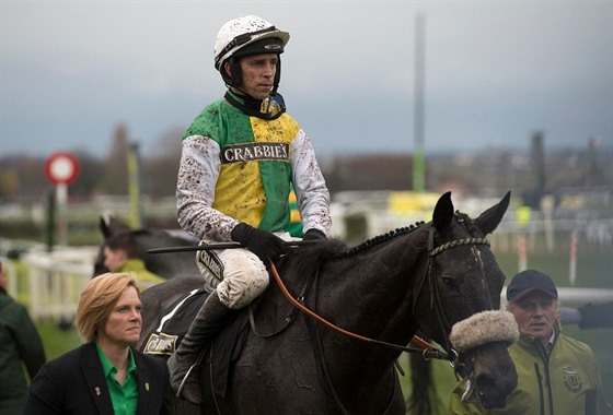 Leighton Aspell na koni Many Clouds, se kterým v roce 2015 vyhrál Velkou...