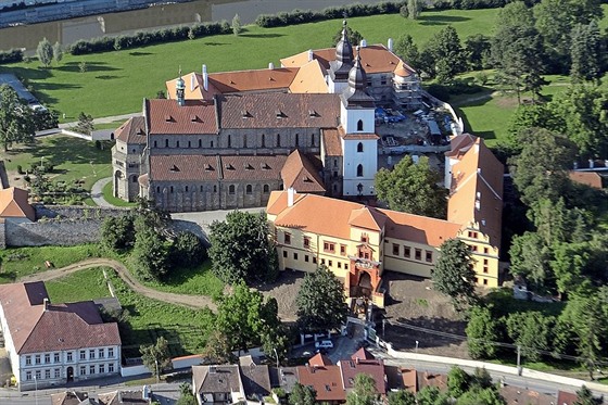 Pohled na tebíský zámek i park z ptaí perspektivy.