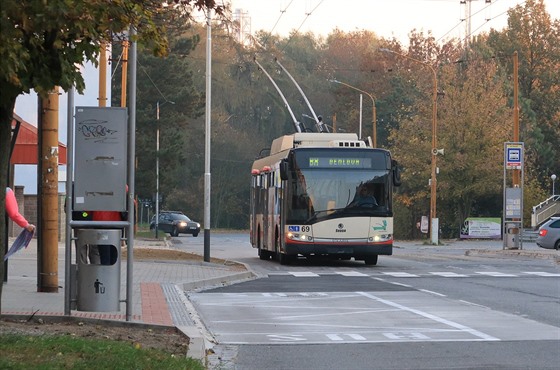 Městskou hromadnou dopravu nyní využívá minimum lidí, spoje tak jezdí mnohem méně často. Jihlavské trolejbusy ode dneška jezdí i v pracovní dny jako o víkendu.