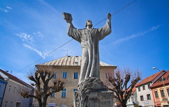 Socha Mistra Jana Husa na Husov námstí v Ledi nad Sázavou.