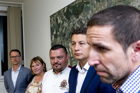 Vyjednávací tým lídr. Zleva stojí primátor Martin Charvát (ANO), Ludmila...