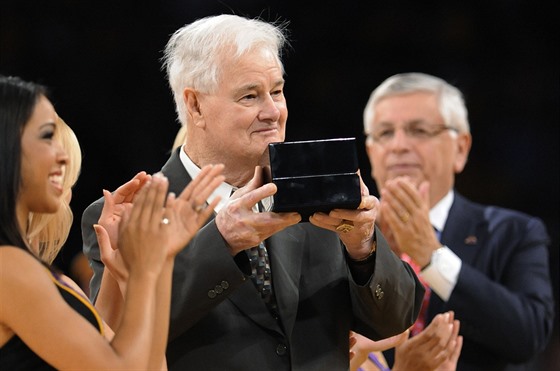 Tex Winter se dokal mnoha poct, v roce 2011 uveden i do basketbalové Sín slávy.