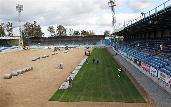 Takhle se na opavském stadionu pokládal nový trávník. Na pohárový duel s Jihlavou u mlo být ve pipraveno. 