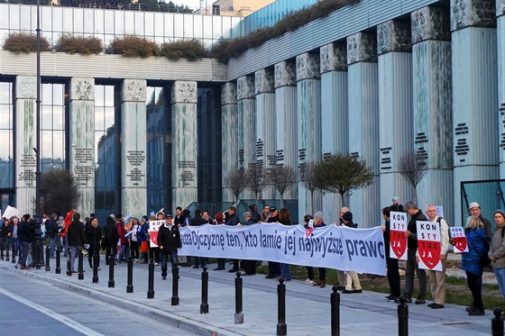 Demonstrace ped budovou Nejvyího soudu ve Varav na protest proti...